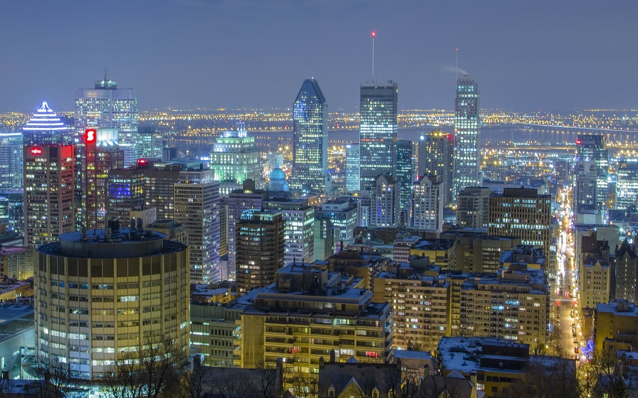 Le centre-ville de Montréal à la tombée de la nuit